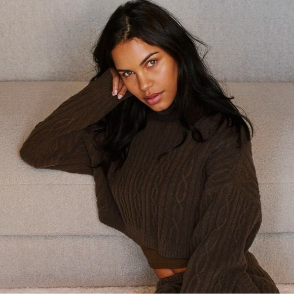 Alo Cable Knit Cropped Winter Bliss Turtleneck Long Sleeve in Espresso NWT! - Picture 5 of 10